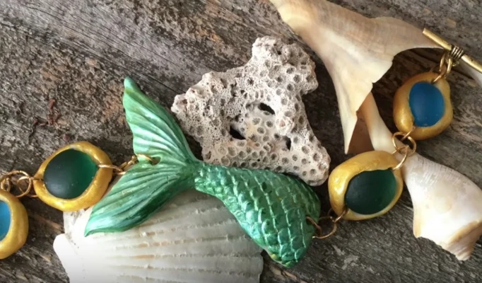 Use polymer air dry clay to create a beautiful mermaid tail bracelet!  #mermaid #mermaidjewelry #clayjewelry